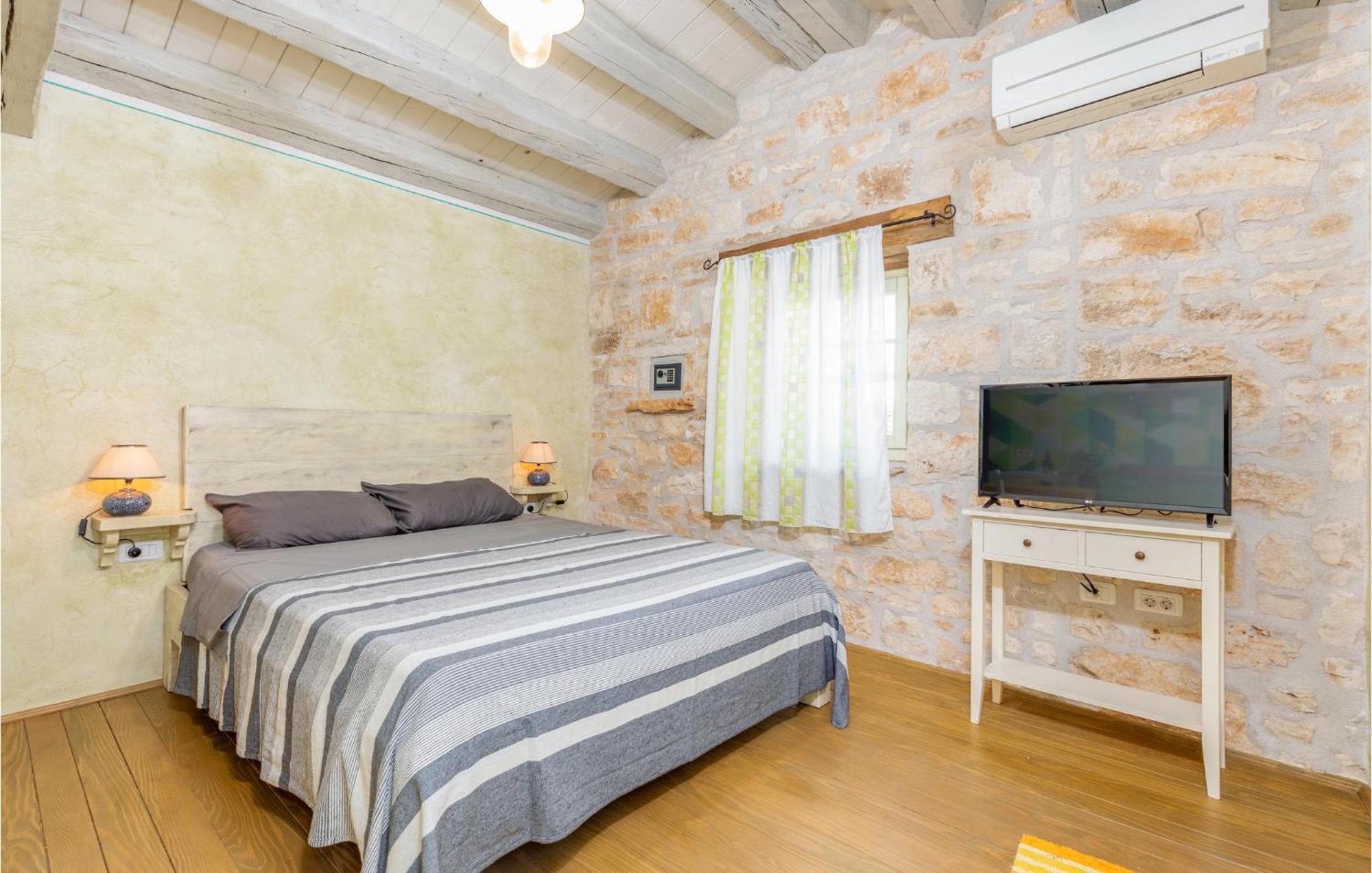 Awesome Apartment In Zminj Экстерьер фото